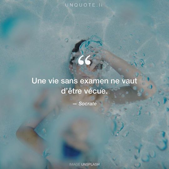 Image d'Unsplash remixée avec citation de Socrate.