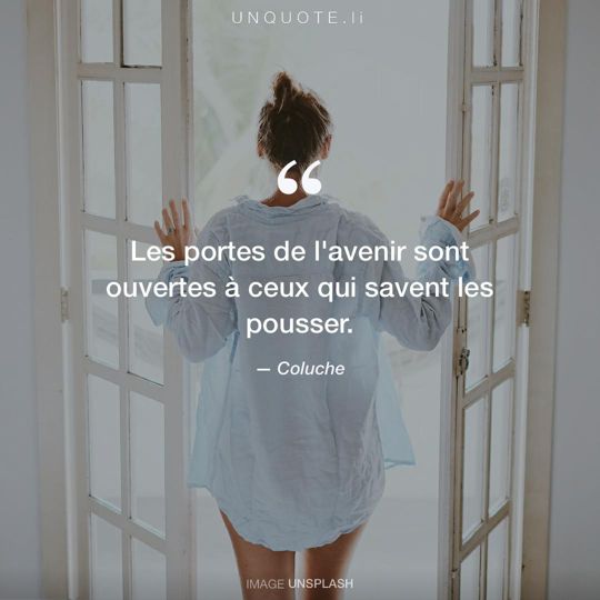 Image d'Unsplash remixée avec citation de Coluche.