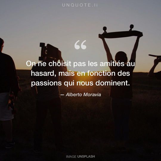 Image d'Unsplash remixée avec citation de Alberto Moravia.