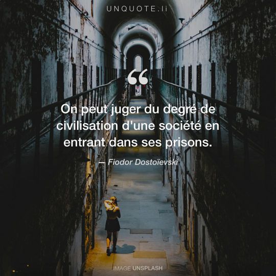 Image d'Unsplash remixée avec citation de Fiodor Dostoïevski.